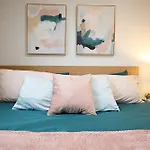 Exquisite Oasis With 3 King Beds,Airport,Disney