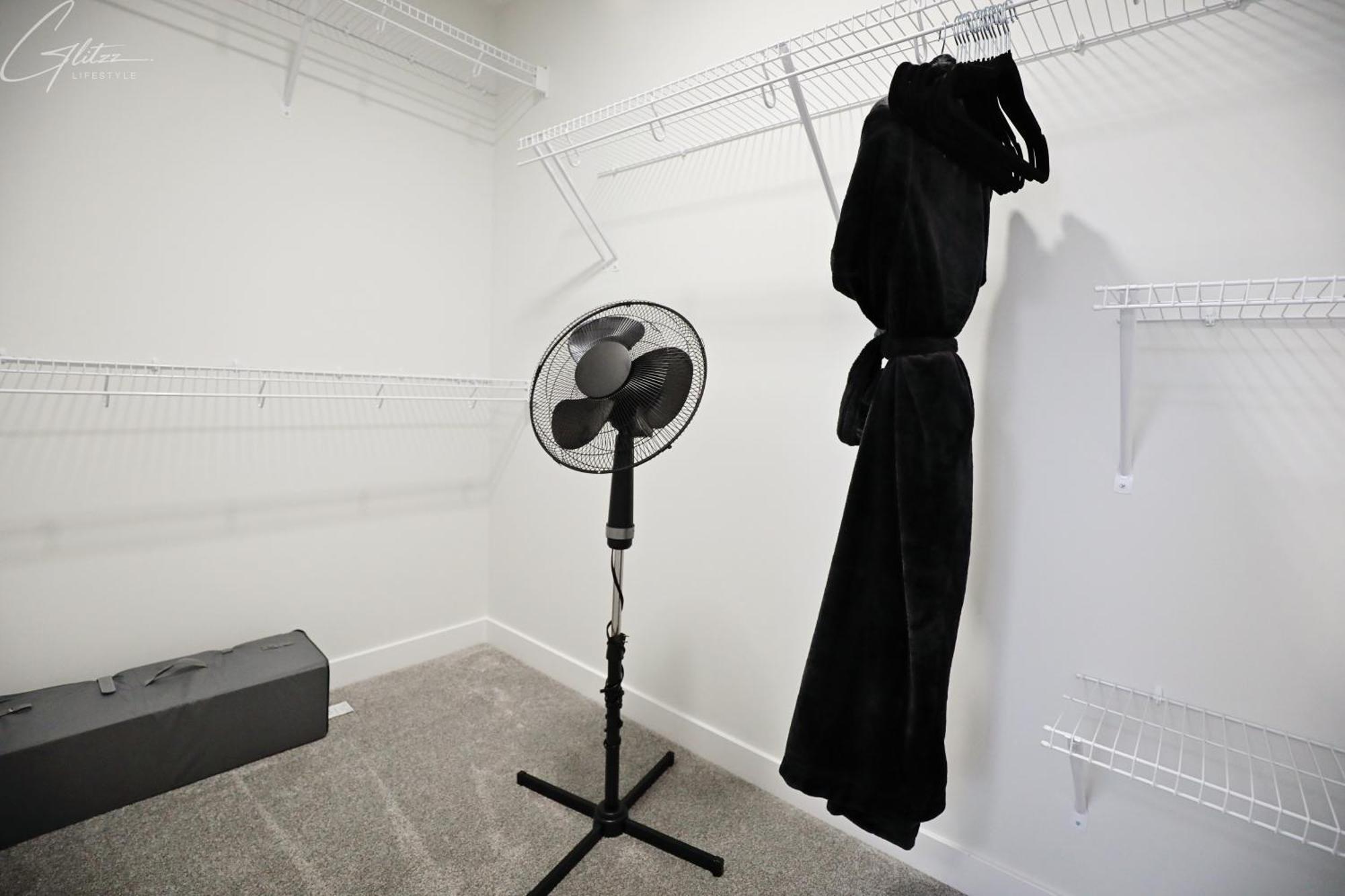 Exquisite Oasis With 3 King Beds,airport,disney * Edmonton