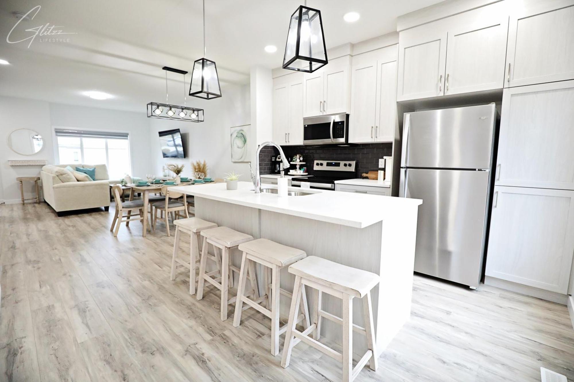 Exquisite Oasis With 3 King Beds,airport,disney Edmonton