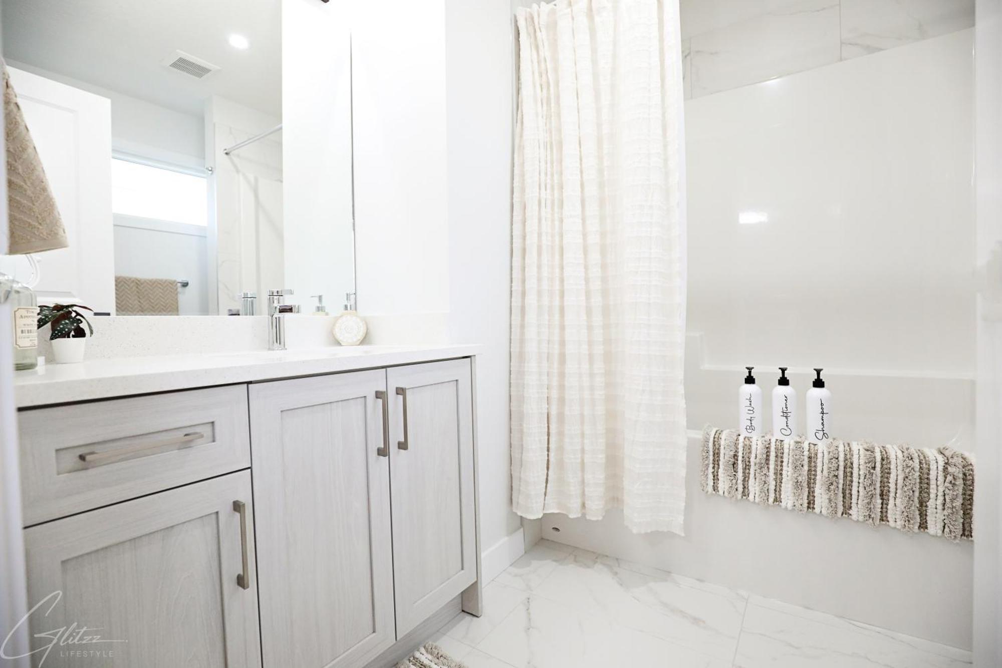 Exquisite Oasis With 3 King Beds,airport,disney * Edmonton
