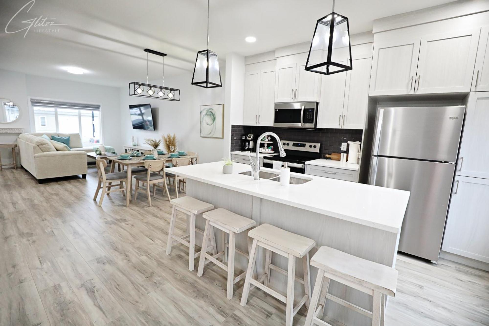 Exquisite Oasis With 3 King Beds,airport,disney Holiday home Edmonton